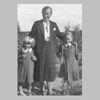 086-0092 Helene Altrock, geb. Fuchs mit ihren Toechtern Hildegard und Eva im Herbst 1937.jpg